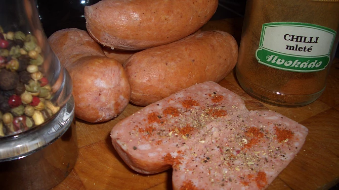 Utopenci, rozříznutý a okořený špekáček 