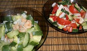 Vařená cuketa s krevetami a česnekem (vařená cuketa s krevetami a česnekem - příloha zeleninový salát s mozzarelou)