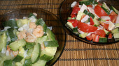 Vařená cuketa s krevetami a česnekem, vařená cuketa s krevetami a česnekem - příloha zeleninový salát s mozzarelou