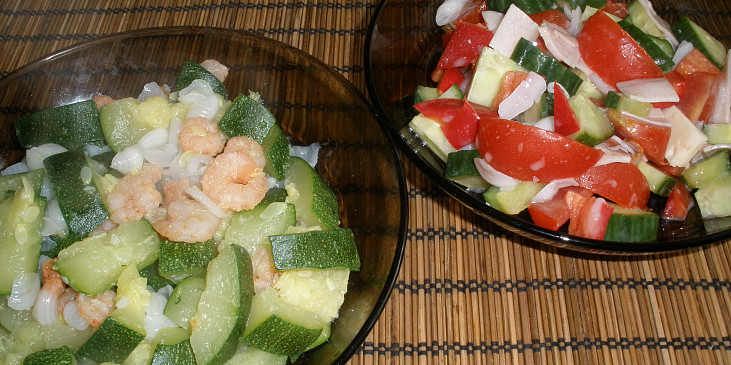 vařená cuketa s krevetami a česnekem - příloha zeleninový salát s mozzarelou