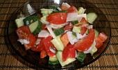 Vařená cuketa s krevetami a česnekem, zeleninový salát s mozzarelou