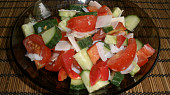 Vařená cuketa s krevetami a česnekem, zeleninový salát s mozzarelou