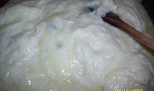 Vařený sýr z tvarůžek, po přidání sody se hmota nafoukne