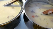 Variace na králičí polévku, Vlevo kyselá s houbami, vpravo sladká
