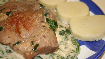 Vepřová plec s česnekovo-špenátovou omáčkou
