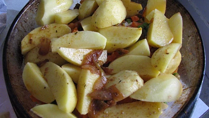 Vepřové se zeleninou a bramborama, pred zapecenim