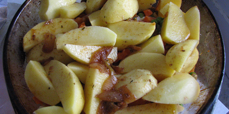 Vepřové se zeleninou a bramborama (pred zapecenim)