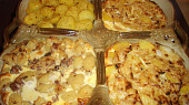 Zapečené brambory s patizonem, je to ta levá zadní miska, ostatní misky jsou nedietní pokrmy pro zbytek rodiny