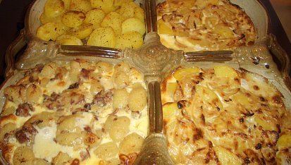 Zapečené brambory s patizonem, je to ta levá zadní miska, ostatní misky jsou nedietní pokrmy pro zbytek rodiny