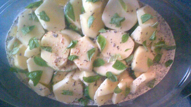 Zapecene cukety s bramborami a masem, pripravene do trouby a na vrch platky syra