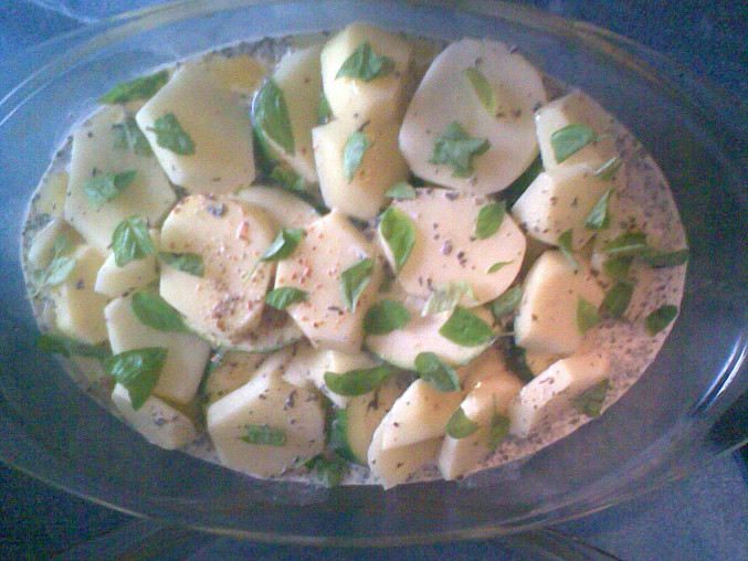 Zapecene cukety s bramborami a masem, pripravene do trouby a na vrch platky syra