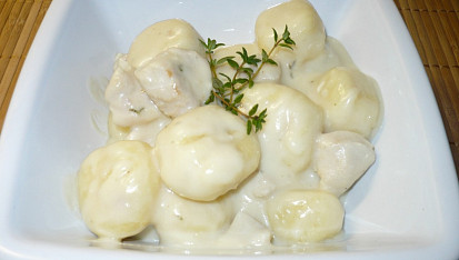 Zapečené kuřecí nudličky s bešamelem a sýrem na tymiánu, Jako příloha gnocchi podle Jitky od Světlany.