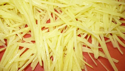 Bramborové placičky - rosti, Brambory připravené na struhadle - foto struhadla výše.