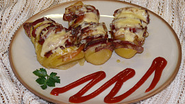 Bramborové vějířky s česnekem a slaninkou