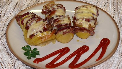 Bramborové vějířky s česnekem a slaninkou, bramborové hřebeny