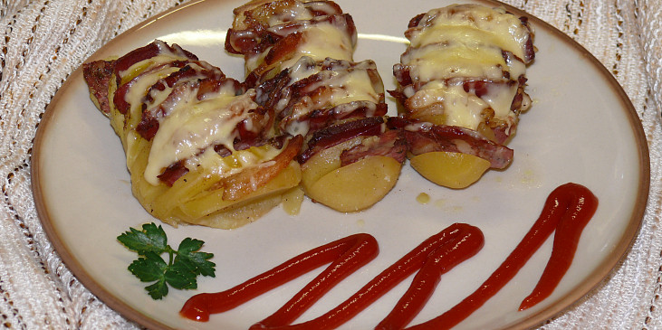 Bramborové vějířky s česnekem a slaninkou (bramborové hřebeny)