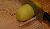 Bramborové vějířky s česnekem a slaninkou, přípravek ke krájení brambor