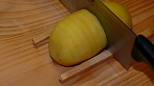 Bramborové vějířky s česnekem a slaninkou, přípravek ke krájení brambor