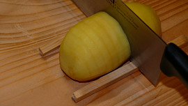 Bramborové vějířky s česnekem a slaninkou