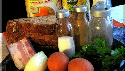 Chlebová polévka se slaninou