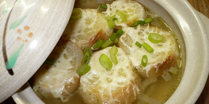 Cibulová polévka (V polévce jsou navíc brambory )