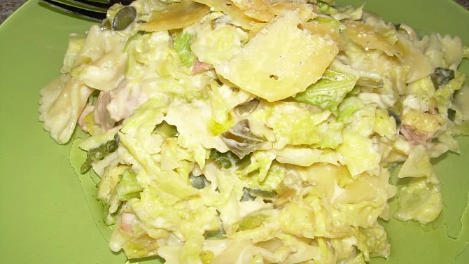 Farfalle s kapustou a šunkou, a oběd je na stole