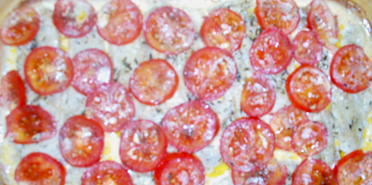 Filé s tymiánem a rajčaty (Filé je posypáno tymiánem a pokladené nakrájenými…)