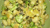 Gnocchi s vajíčkem, brokolící a dýňovým semínkem (podáváme)