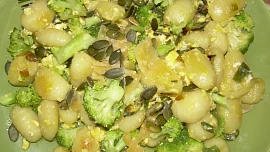 Gnocchi s vajíčkem, brokolící a dýňovým semínkem