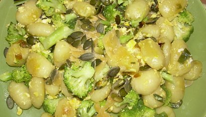 Gnocchi s vajíčkem, brokolící a dýňovým semínkem, podáváme