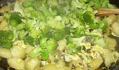 Gnocchi s vajíčkem, brokolící a dýňovým semínkem, s brokolicí