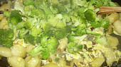 Gnocchi s vajíčkem, brokolící a dýňovým semínkem, s brokolicí