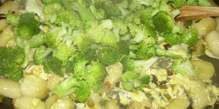 Gnocchi s vajíčkem, brokolící a dýňovým semínkem (s brokolicí)
