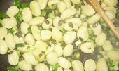 Gnocchi s vajíčkem, brokolící a dýňovým semínkem, na pánvi