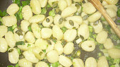 Gnocchi s vajíčkem, brokolící a dýňovým semínkem, na pánvi