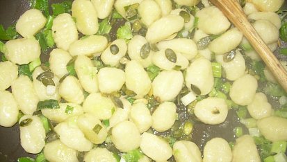 Gnocchi s vajíčkem, brokolící a dýňovým semínkem, na pánvi