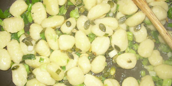Gnocchi s vajíčkem, brokolící a dýňovým semínkem (na pánvi)