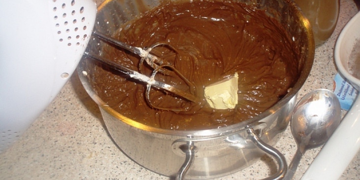 Jablečné řezy s pudinkovým krémem a čokoládou (pudink + kakao)