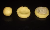 Koláčky Apetito (rychlé), kulička - koláček - s náplní  (trošku rozmazáno - promiňte)