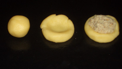Koláčky Apetito (rychlé), kulička - koláček - s náplní  (trošku rozmazáno - promiňte)