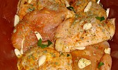 Kuře na česneku se smetanou zapečené sýrem (Okořeněné maso)