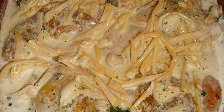 Kuře na česneku se smetanou zapečené sýrem (Vše zalito smetanou s bylinkami)