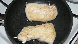 Kuřecí kapsa plněná špenátem a kozím sýrem