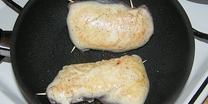 Kuřecí kapsa plněná špenátem a kozím sýrem (Smažíme)