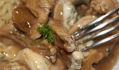 Kuřecí nudličky s jemnou houbovou chutí a nivou