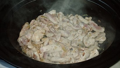 KUŘECÍ NUDLIČKY S LEČEM, orestujeme cibuli a maso