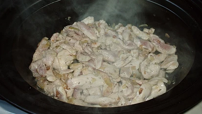 KUŘECÍ NUDLIČKY S LEČEM, orestujeme cibuli a maso