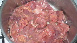 Kuřecí pečínky s hráškem