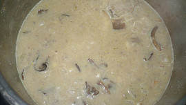 Kuřecí pečínky s hráškem