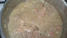 Kuřecí pečínky s hráškem